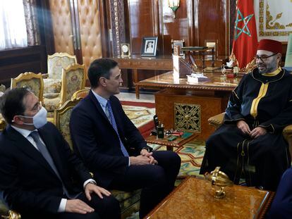 Pedro Sánchez y el ministro de Asuntos Exteriores, José Manuel Albares, en una reunión con el rey Mohamed VI de Marruecos en abril de 2022 en el Palacio Real de Rabat, Marruecos.