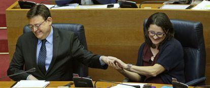 El presidente de la Generalitat, Ximo Puig, es felicitado por la vicepresidenta, M&ograve;nica Oltra.