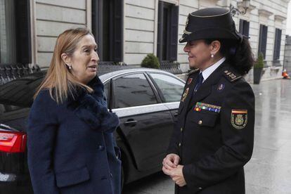 Ana Pastor con la comisaria principal de Policía del Congreso, Concha Ramos.