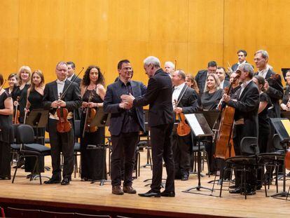 Eduardo Soutullo y Paul Daniel, en el centro, ante la orquesta.