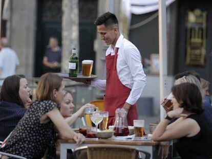 Un camarero latinoamericano en un bar de Madrid.