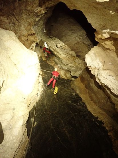 Dos espeleólogos descienden al abismo de Topinoria (Cantabria).