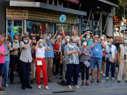 Un numeroso grupo de turistas recorría este viernes las calles de Barcelona.