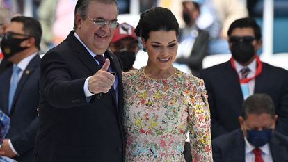 El secretario de Relaciones Exteriores de México, Marcelo Ebrard, junto su esposa Rosalinda Bueso en la toma de posesión de la presidente de Honduras, Xiomara Castro, el 27 de enero de 2022, en Tegucigalpa.