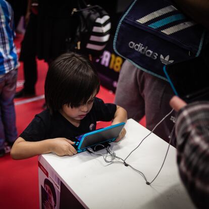 Un niño juega un videojuego durante una ComicCon en Bogotá.