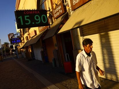 Un hombre camina junto a una casa de intercambio de divisas, en Ciudad Juárez (México), el pasado 25 de julio.