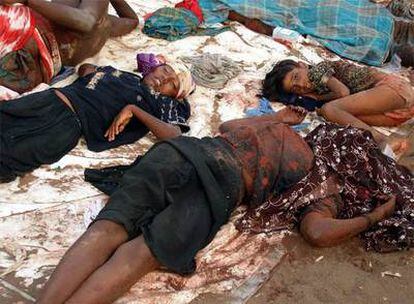 Una niña tamil herida yace rodeada de cadáveres  tras un ataque del Ejército de Sri Lanka.
