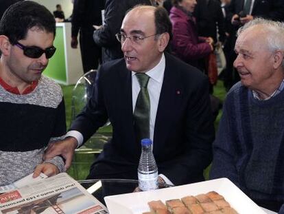 Ignacio Gal&aacute;n, presidente de Iberdrola, conversa con algunos asistentes a la junta general de accionistas del a&ntilde;o pasado.