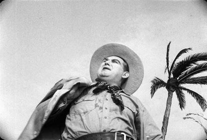Howard L. Smith, en el papel de Joseph Johnson, el dueño de una plantación cubana.