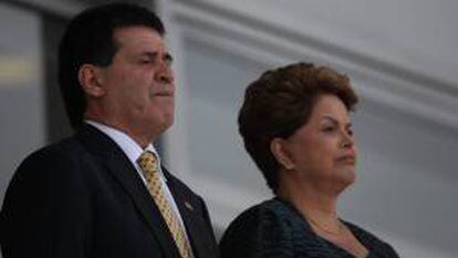 El presidente de Paraguay Horacio Cartes (i) con su homóloga de Brasil Dilma Rousseff. EFE/Archivo