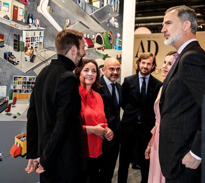Desde la izquierda, Edgar Plans, artista creador del estand de EL PAÍS;  Pepa Bueno, directora del diario;  Carlos Núñez, presidente ejecutivo de Prisa Media;  Rosauro Varo, vicepresidente de Prisa, y los reyes Felipe y Letizia.