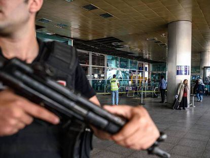 Vigilancia en el aeropuerto de Estambul tras los atentados.