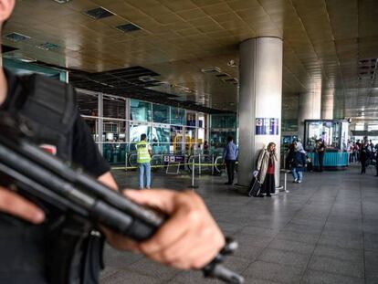 Vigilancia en el aeropuerto de Estambul tras los atentados.