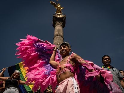 Miles de personas marchan por la igualdad de derechos de la diversidad sexual en la marcha LGBTTTQI en Ciudad de México el 24 de junio de 2023.