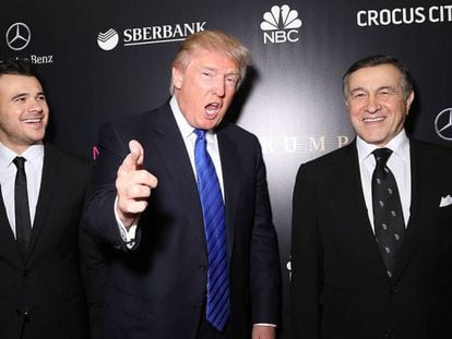 Trump con el cantante pop Emin Agalarov y a la derecha su padre, Aras, en Mosc&uacute; en 2013