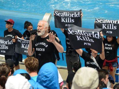 El actor James Cromwell, durante la protesta de PETA contra el espect&aacute;culo de orcas en el SeaWorld de San Diego.