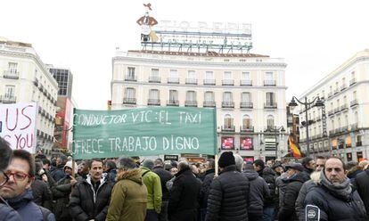 Concentraci&oacute;n de taxistas en la Puerta del Sol de Madrid este jueves.