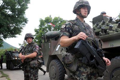 Tropas eslovenas de la KFOR patrullan los accesos a la localidad de Rudare, en el norte de Kosovo.