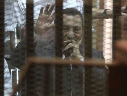 El expresidente de Egipto, Hosni Mubarak, saluda durante el juicio que le condena a tres a&ntilde;os de c&aacute;rcel por corrupci&oacute;n. 