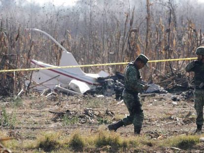 En la imagen, los restos del helicóptero en Puebla (Reuters). En vídeo, la grabación de las conversaciones entre el piloto y la torre de control antes del siniestro.