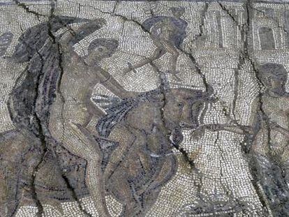 Representación del rapto de Europa, mientras sube al dorso de Zeus convertido en toro.