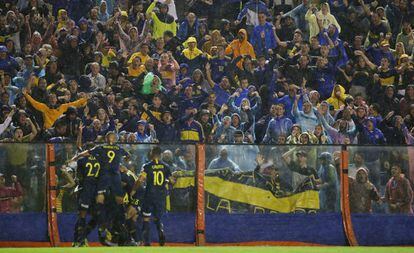 Jugadores de Boca Juniors celebran en La Bombonera un gol ante Wilstermann, de Bolivia, por la Copa Libertadores, el pasado 10 de abril.