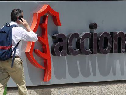 Un trabajador entrando en la sede de Acciona en Madrid.