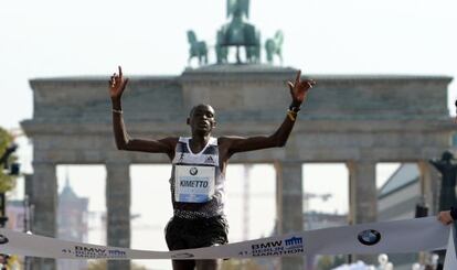 Dennis Kimetto cruza la meta en Berlín este domingo.