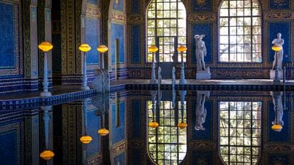 Hay muchísimas mansiones en Estados Unidos, pero la más famosa es una tan opulenta que no es una mansión, sino un castillo: el de William Randolph Hearst. En la imagen, su increíble piscina interior en 2014.