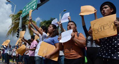Protesta por la desaparici&oacute;n de tres estudiantes en Veracruz.