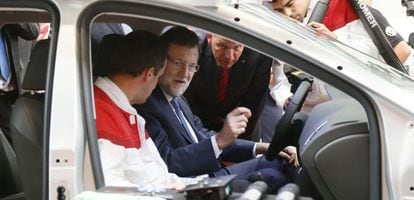 El presidente del Gobierno, Mariano Rajoy, junto al presidente de SEAT, J&uuml;rgen Stackmann.