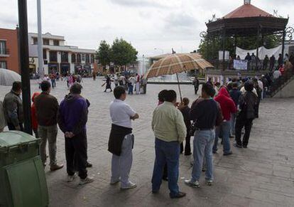 Decenas de personas hacen fila hoy para votar en la localidad de Metepec, dentro del Estado de México, uno de los cuatro en los que se han celebrado elecciones.