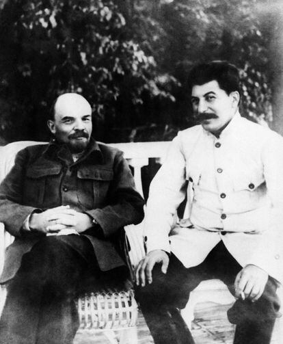 Lenin y Stalin en Gorky, Rusia, en 1922