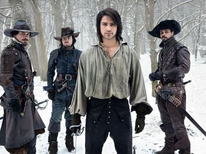Aramis (Santiago Cabrera), Athos (Tom Burke), D'Artagnan (Luke Pasqualino) y Porthos (Howard Charles).