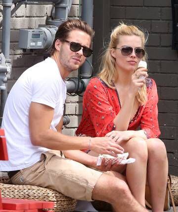Margot Robbie y Tom Ackerle, en junio de 2015.