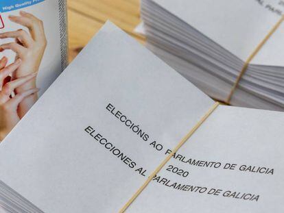 Sobres para la votacion al Parlamento de Galicia junto a un gel desinfectante por la pandemia del Covid-19.