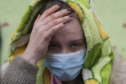El Vaticano calificó la acción en Mariupol, una urbe que está siendo fuertemente asediada, de "inaceptable". En la imagen, una de las mujeres evacuadas.