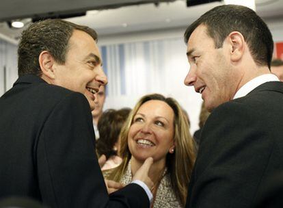 Zapatero, Trinidad Jiménez y Tomás Gómez en la presentación de la candidatura de Madrid a las generales de 2008. A la derecha, Gómez y Lissavetzky tras presentar éste su candidatura.