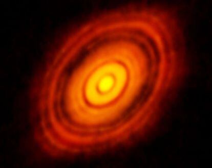 La estrella HL Tauri y su disco protoplanetario captados por el telescopio internacional ALMA.