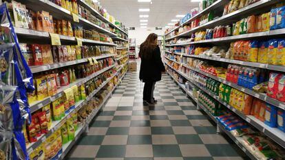 Una mujer, en el supermercado en Buenos Aires.
