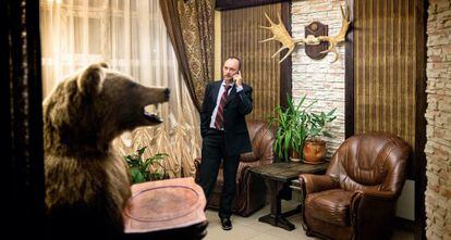 Un hombre de negocios ruso, en el restaurante La Caverna del Oso, el m&aacute;s elegante de Nyagan.