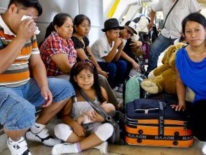 Inmigrantes latinoamericanos en la T-4 en el aeropuerto Adolfo Suárez-Barajas, antes de partir para su país de origen.