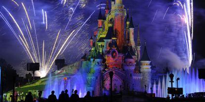 Imagen de un espect&aacute;culo nocturno en el parque Disneyland de Par&iacute;s.