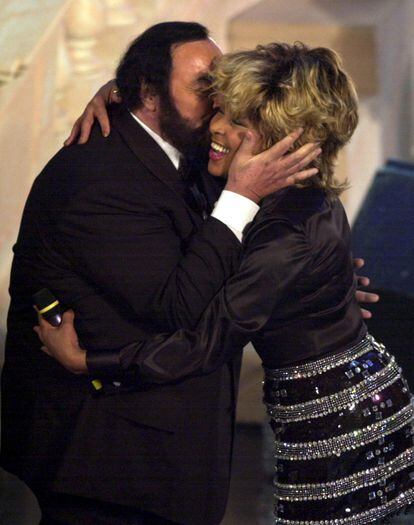  El tenor italiano Luciano Pavarotti besa a Tina Turner en el festival de la canción de San Remo, en febrero de 2000.