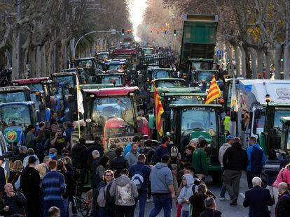 Decenas de tractores en la Avenida Diagonal, en el centro de Barcelona, durante la marcha agrícola del 7 de febrero.