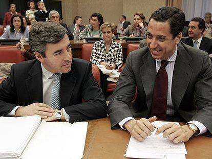 El ex ministro  Ángel Acebes y el portavoz popular en el Congreso, Eduardo Zaplana, en la comisión.