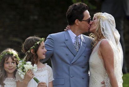 Los novios, Kate Moss y Jamie Hince, se besan a la salida de la ceremonia.