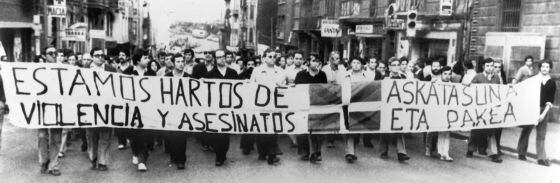 Primera manifestación contra el terrorismo de ETA, en Portugalete, el 28 de junio de 1978.