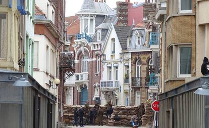Un momento del rodaje de la película de 'Dunkerque', con los soldados franceses en una barricada en la Rue Belle-Rade.