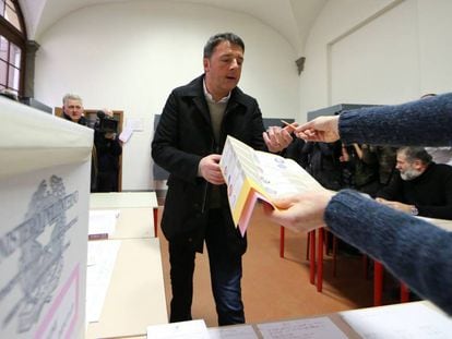 El líder del PD, Matteo Renzi, este domingo en un colegio electoral de Florencia.